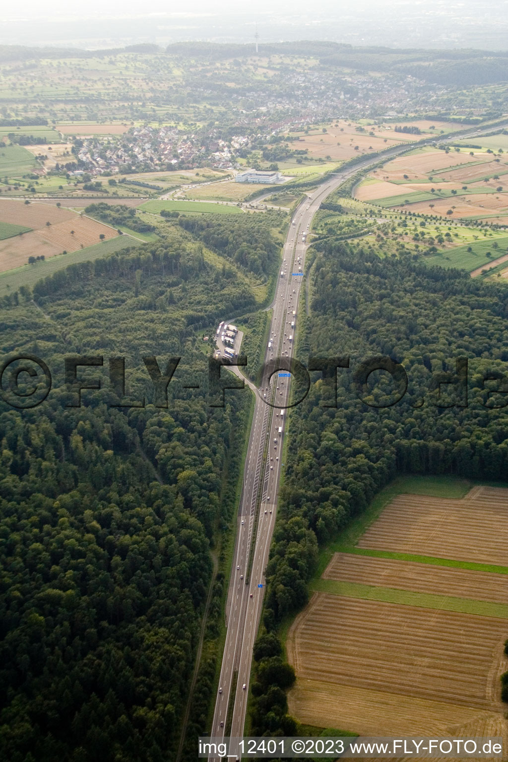 Luftaufnahme von Mutschelbach, Autobahnparkplatz A8 im Ortsteil Untermutschelbach in Karlsbad im Bundesland Baden-Württemberg, Deutschland