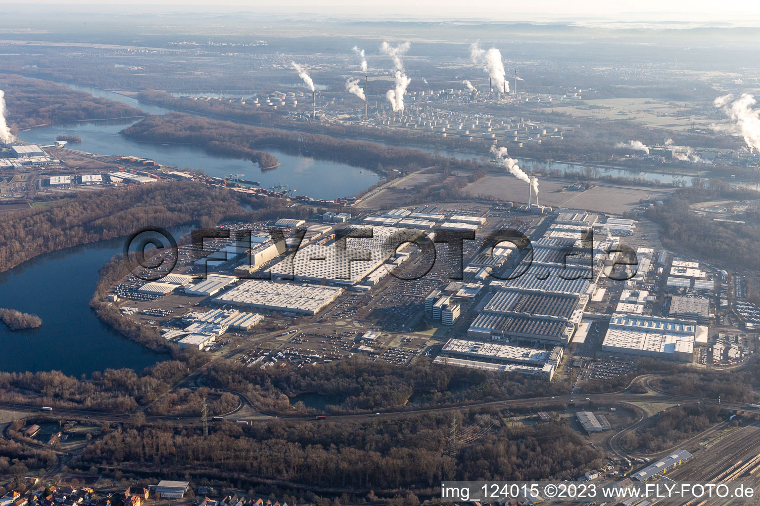 Luftbild von Gebäude und Produktionshallen auf dem Werksgelände der Daimler Truck AG im Winter in Wörth am Rhein im Bundesland Rheinland-Pfalz, Deutschland