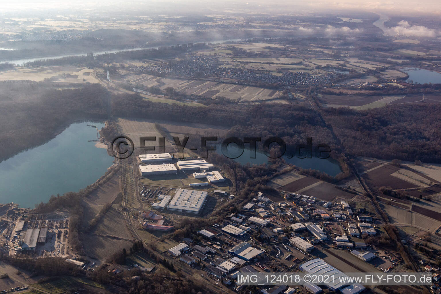 Luftbild von Industrie- und Gewerbegebiet mit Faurecia, Groke Türen, Linde+Wiemann und Noblesse in Hagenbach im Bundesland Rheinland-Pfalz, Deutschland