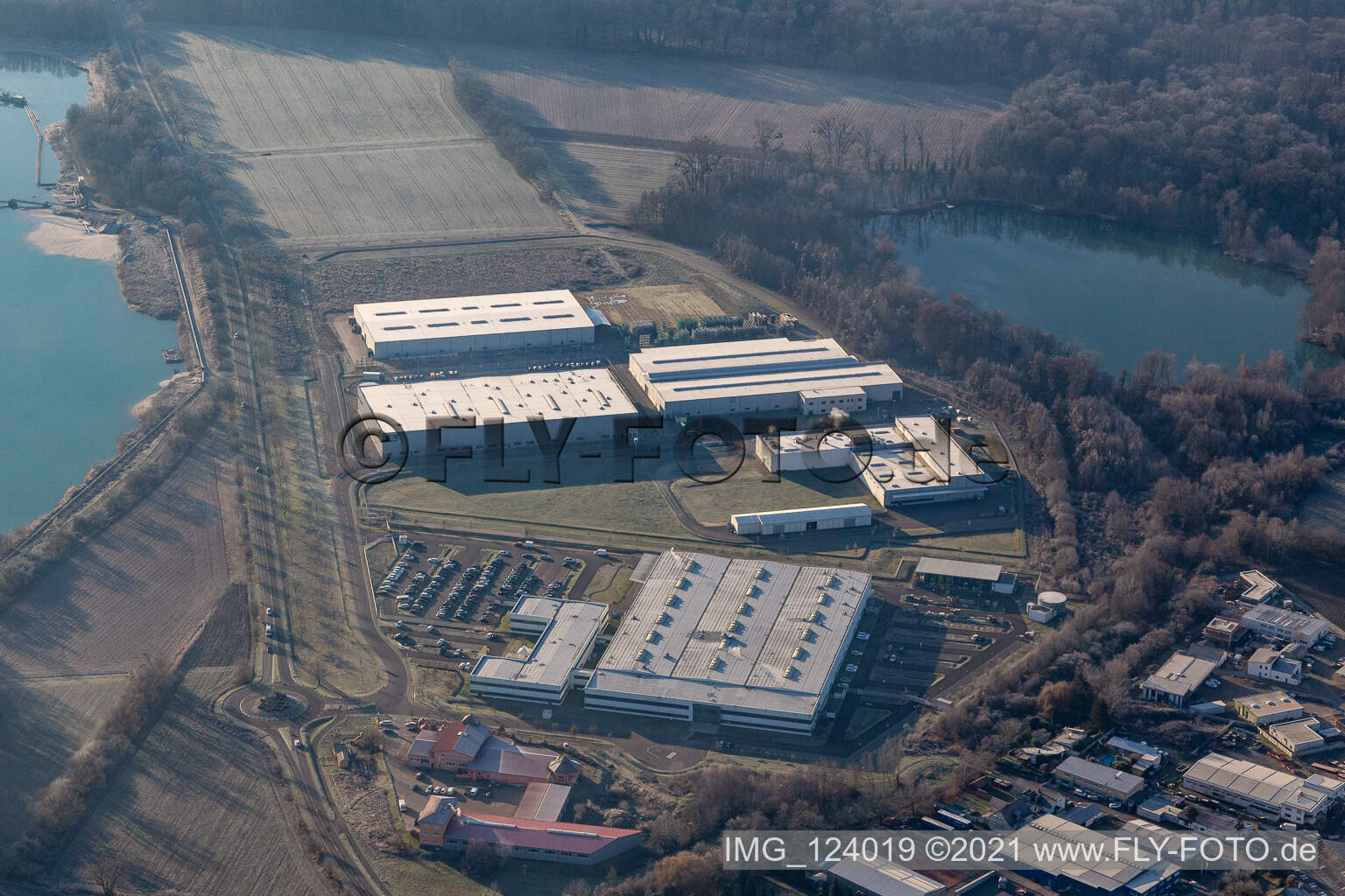 Luftaufnahme von Industrie- und Gewerbegebiet mit Faurecia, Groke Türen, Linde+Wiemann und Noblesse in Hagenbach im Bundesland Rheinland-Pfalz, Deutschland