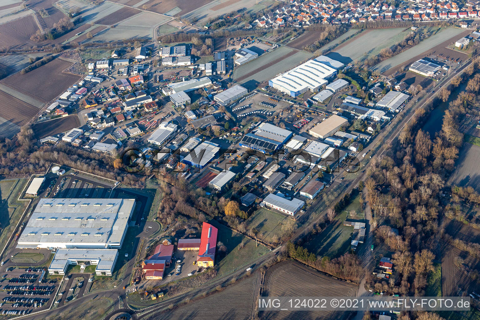 Luftbild von Industrie- und Gewerbegebiet mit Faurecia, Linde+Wiemann in Hagenbach im Bundesland Rheinland-Pfalz, Deutschland