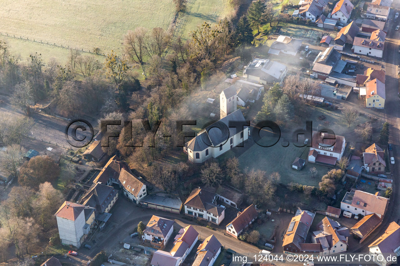 Luftbild von St. Barholomäus Kirche in Berg im Bundesland Rheinland-Pfalz, Deutschland