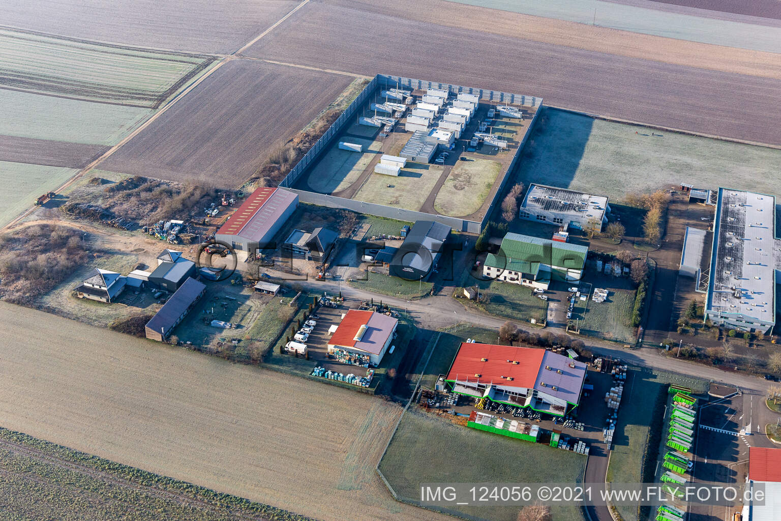 Niederlauterbach im Bundesland Bas-Rhin, Frankreich von der Drohne aus gesehen
