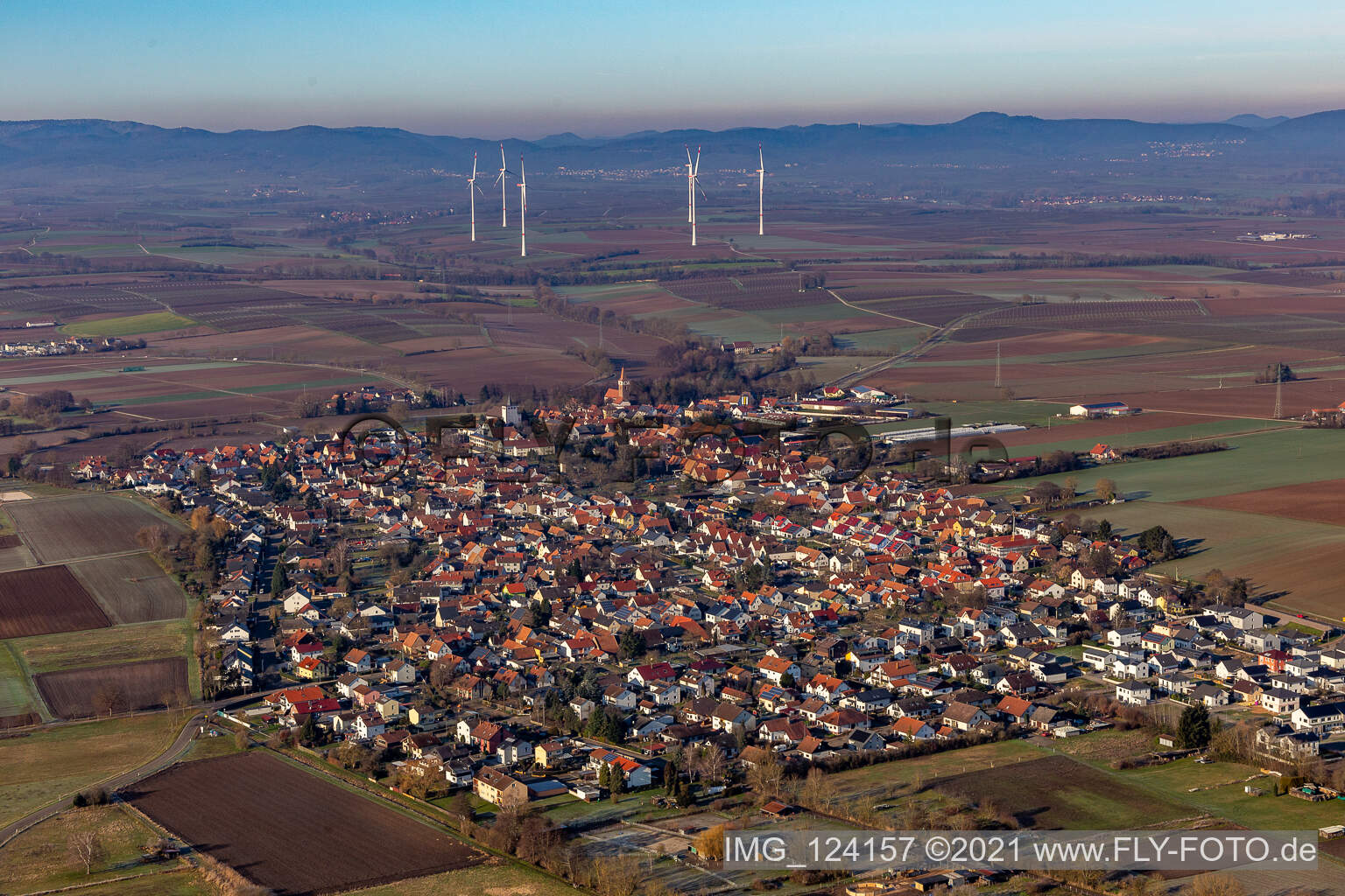 Ortsansicht der Straßen und Häuser der Wohngebiete vor dem Windpark Freckenfeld in Minfeld im Bundesland Rheinland-Pfalz, Deutschland