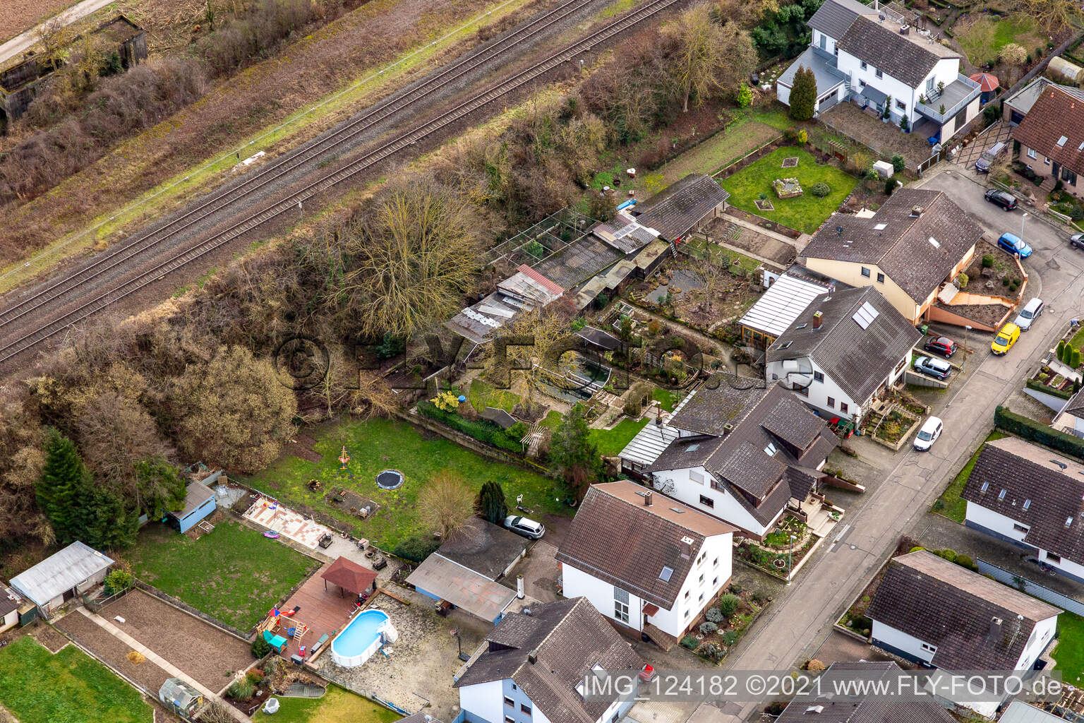 Im Rosengarten in Winden im Bundesland Rheinland-Pfalz, Deutschland aus der Drohnenperspektive