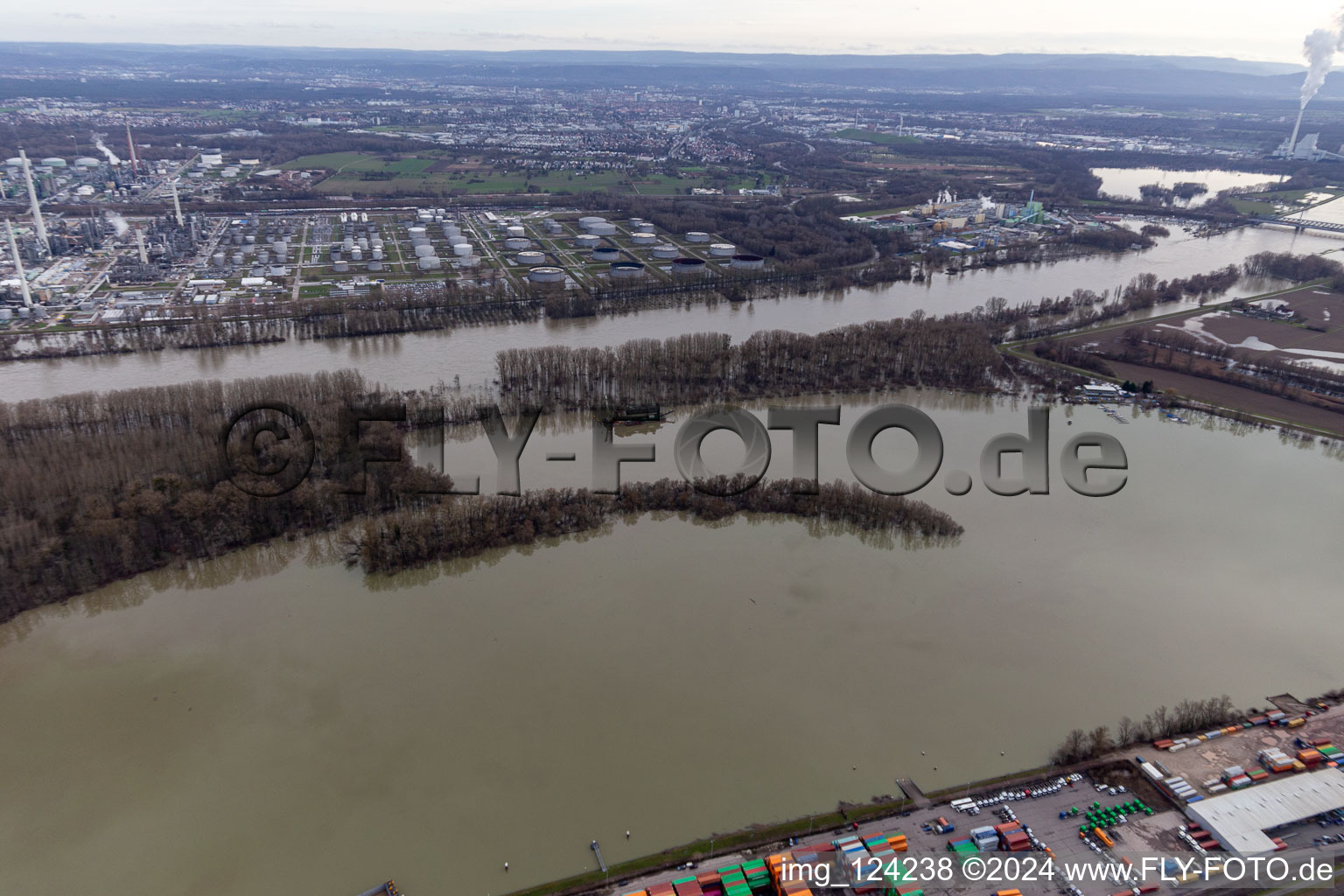 Luftbild von Baggerschiff im Landeshafen Wörth bei Hochwasser im Ortsteil Maximiliansau in Wörth am Rhein im Bundesland Rheinland-Pfalz, Deutschland