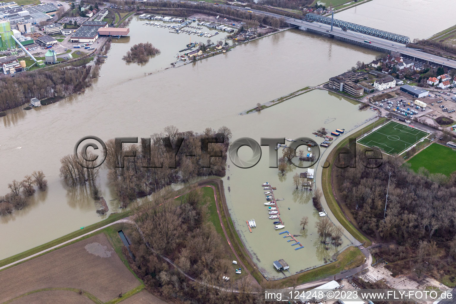 Hafen Maximiliansau bei Hochwasser in Wörth am Rhein im Bundesland Rheinland-Pfalz, Deutschland