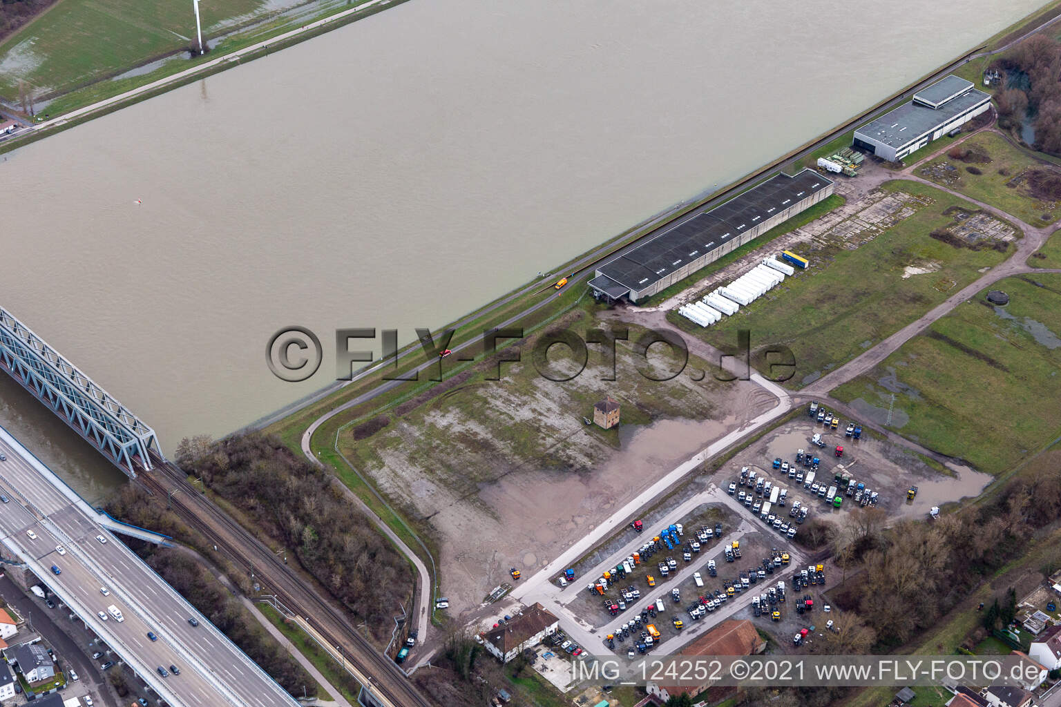 Luftbild von Geräumter Daimler-LKW Abstellplatz im Hochwassergebiet vor dem Rheindamm im Ortsteil Maximiliansau in Wörth am Rhein im Bundesland Rheinland-Pfalz, Deutschland
