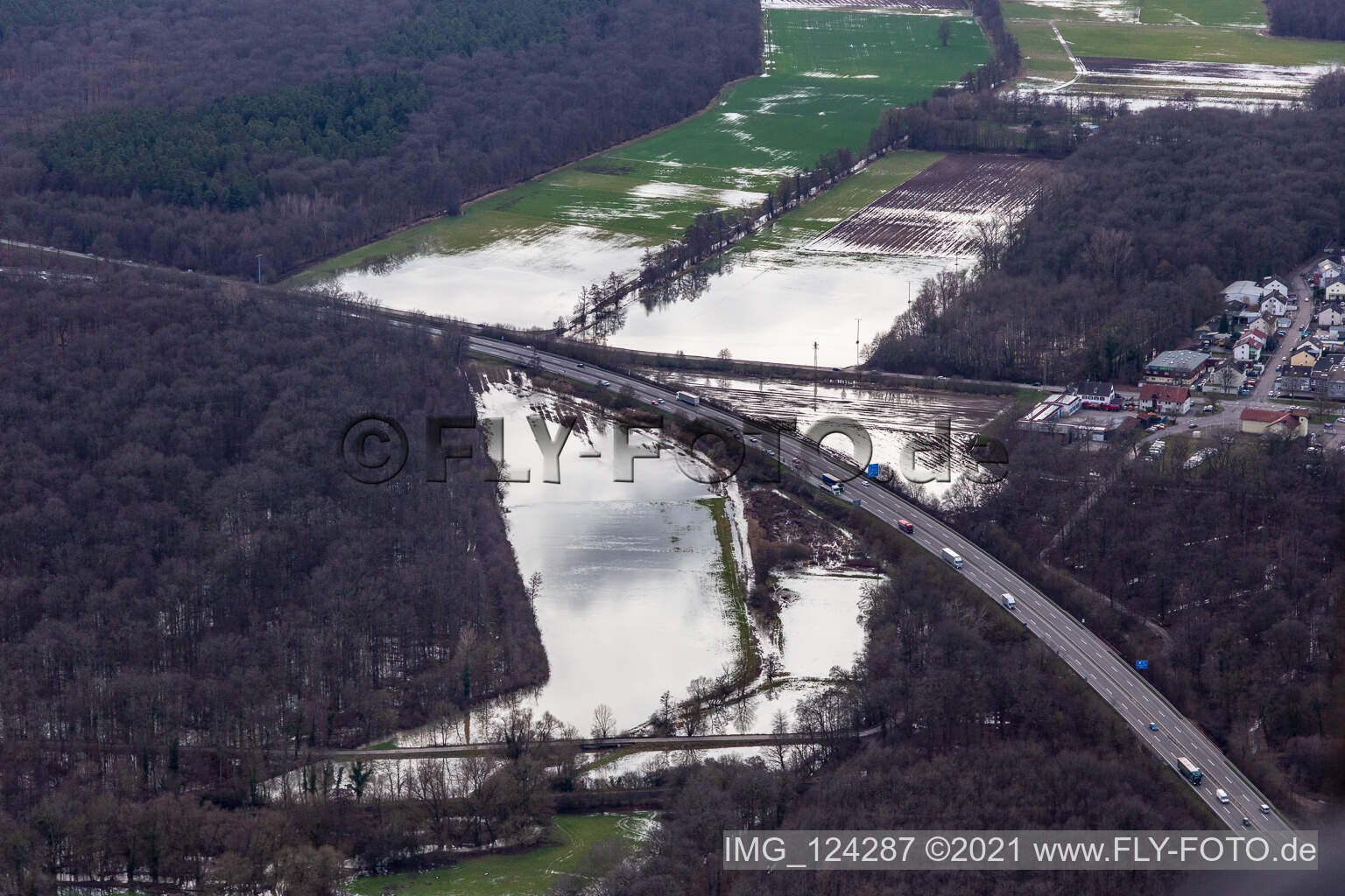 Luftbild von Waldgebiet Bienwald mit Land unter am Otterbach mit überschwemmten Wiesen an der A65 in Kandel im Bundesland Rheinland-Pfalz, Deutschland