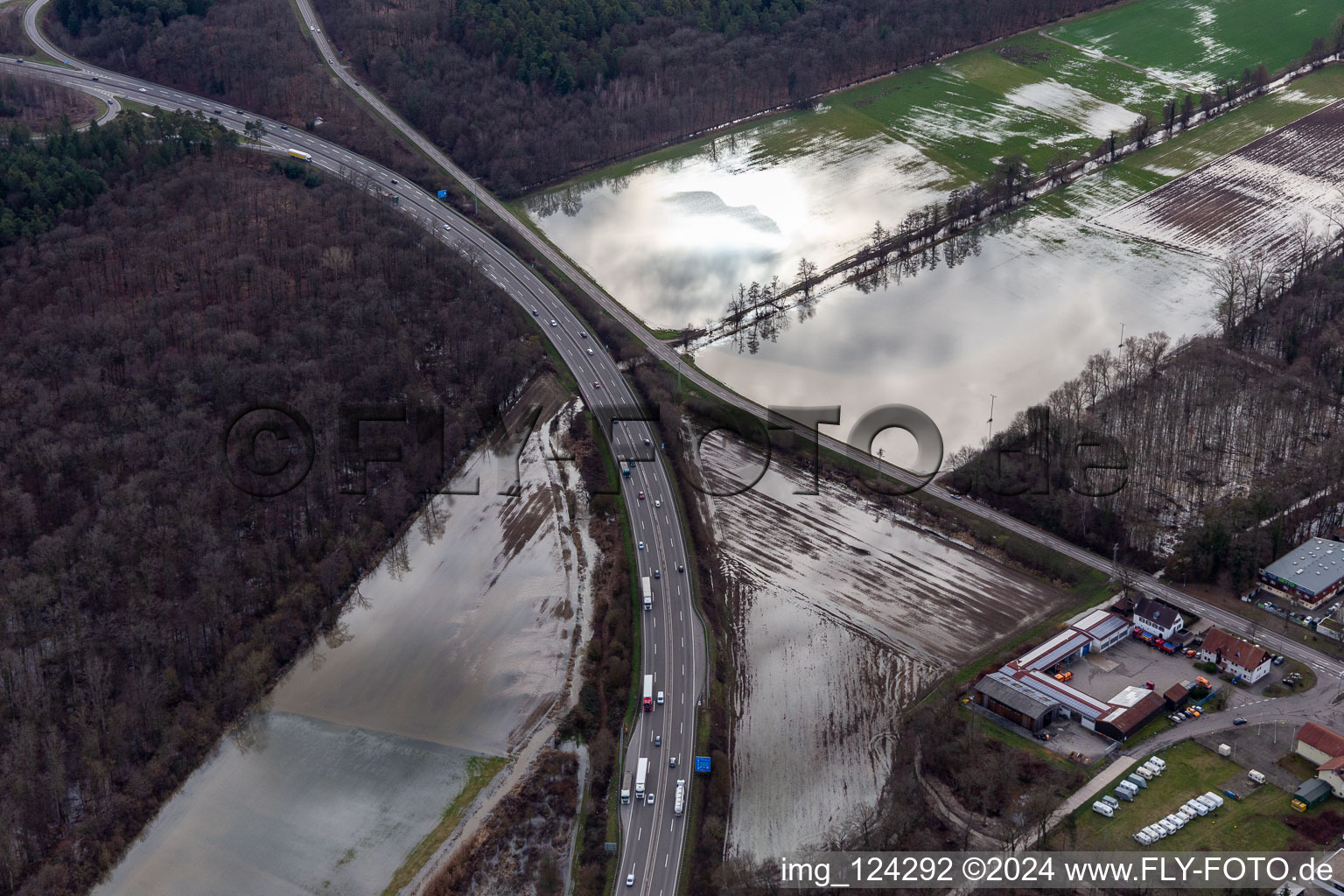 Luftaufnahme von Waldgebiet Bienwald mit Land unter am Otterbach mit überschwemmten Wiesen an der A65 in Kandel im Bundesland Rheinland-Pfalz, Deutschland