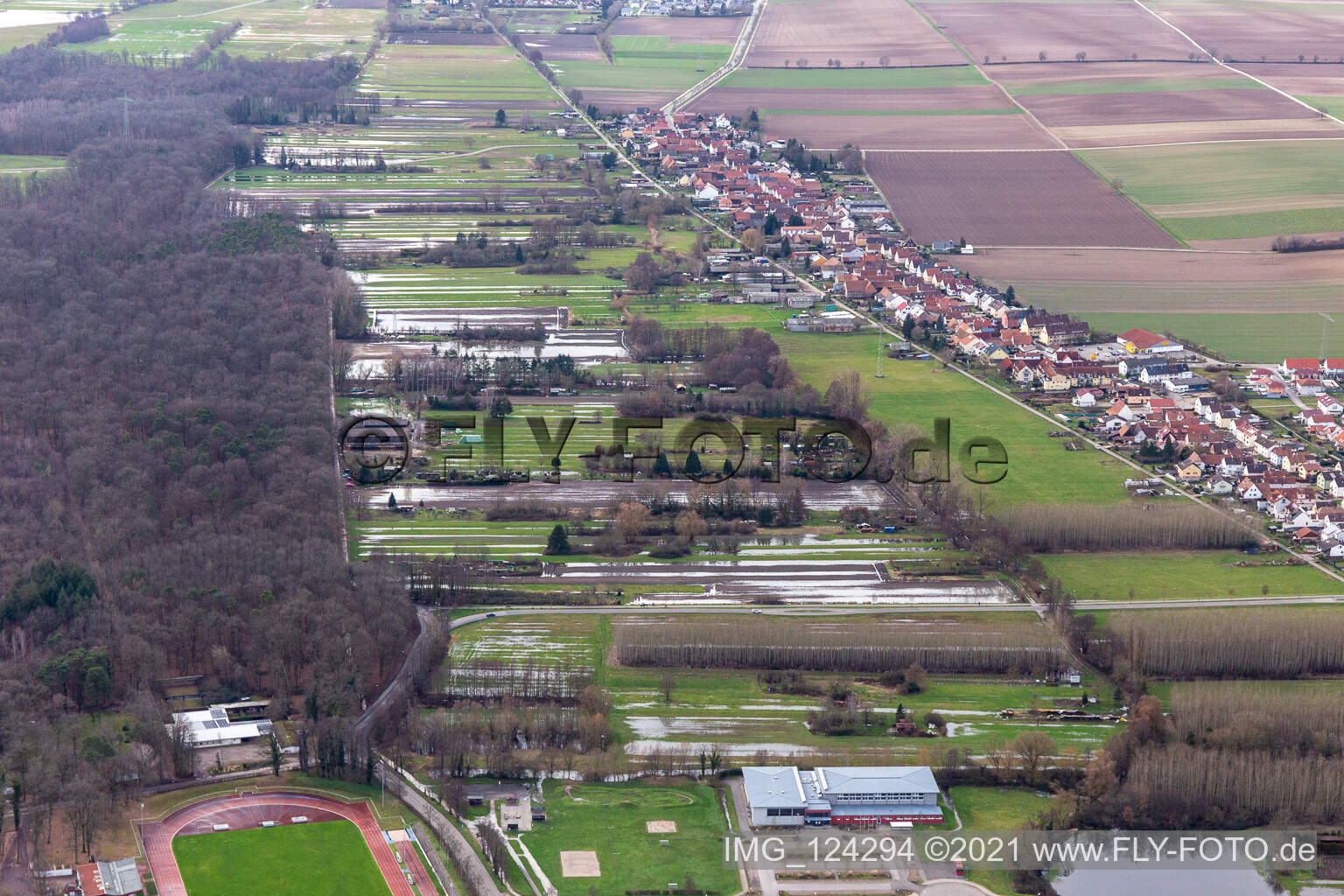 Land unter mit überschwemmten Wiesen zwischen Floßgraben und Dörniggraben an der Saarstr in Kandel im Bundesland Rheinland-Pfalz, Deutschland