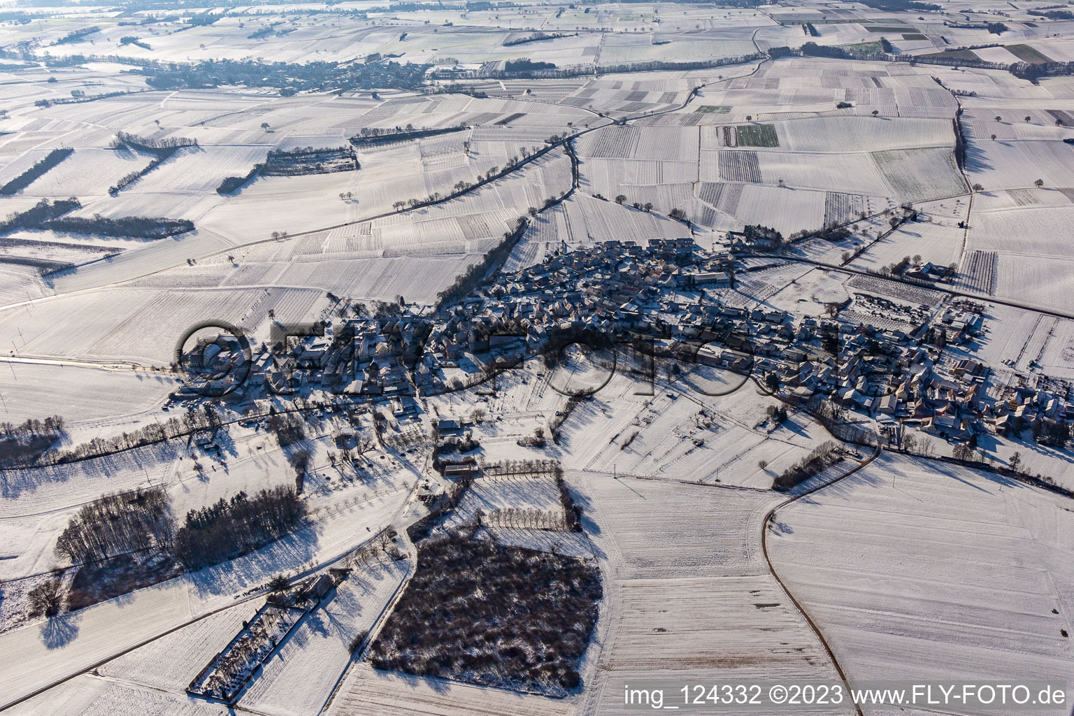 Winterlich schneebedeckte Dorf - Ansicht am Rande von landwirtschaftlichen Feldern und Nutzflächen in Oberhausen im Bundesland Rheinland-Pfalz, Deutschland