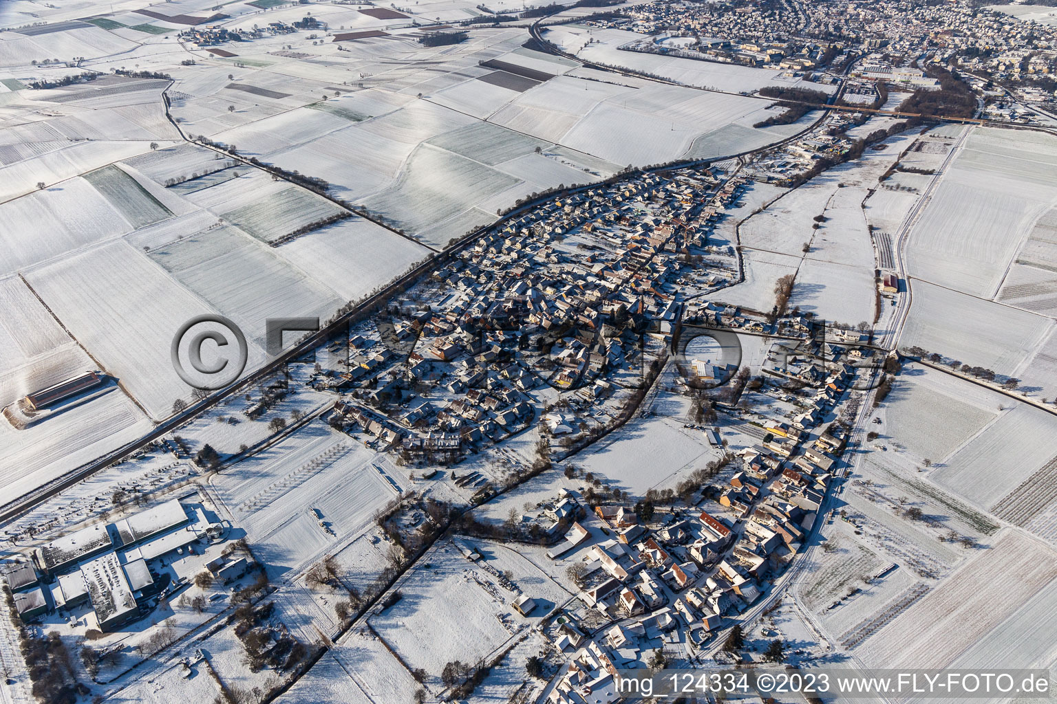 Winterlich schneebedeckte Dorf - Ansicht am Rande von landwirtschaftlichen Feldern und Nutzflächen in Niederhorbach im Ortsteil Drusweiler in Kapellen-Drusweiler im Bundesland Rheinland-Pfalz, Deutschland