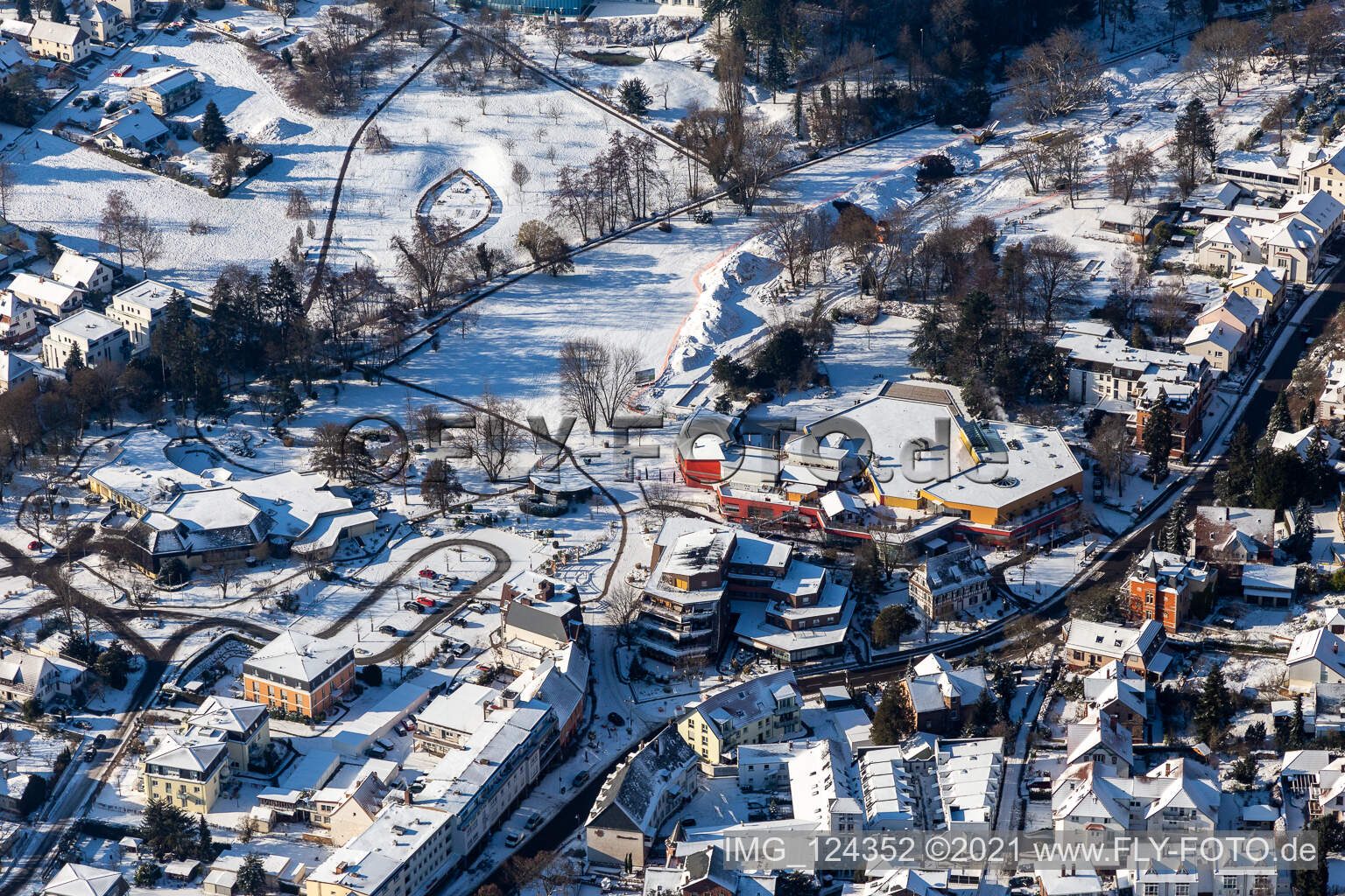 Winterluftbild im Schnee vom Kurpark Bad Bergzabern im Bundesland Rheinland-Pfalz, Deutschland