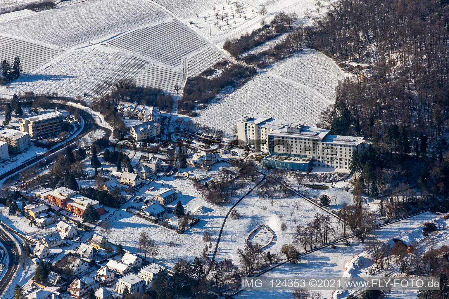 Winterluftbild im Schnee der Edith-Stein-Fachklinik in Bad Bergzabern im Bundesland Rheinland-Pfalz, Deutschland