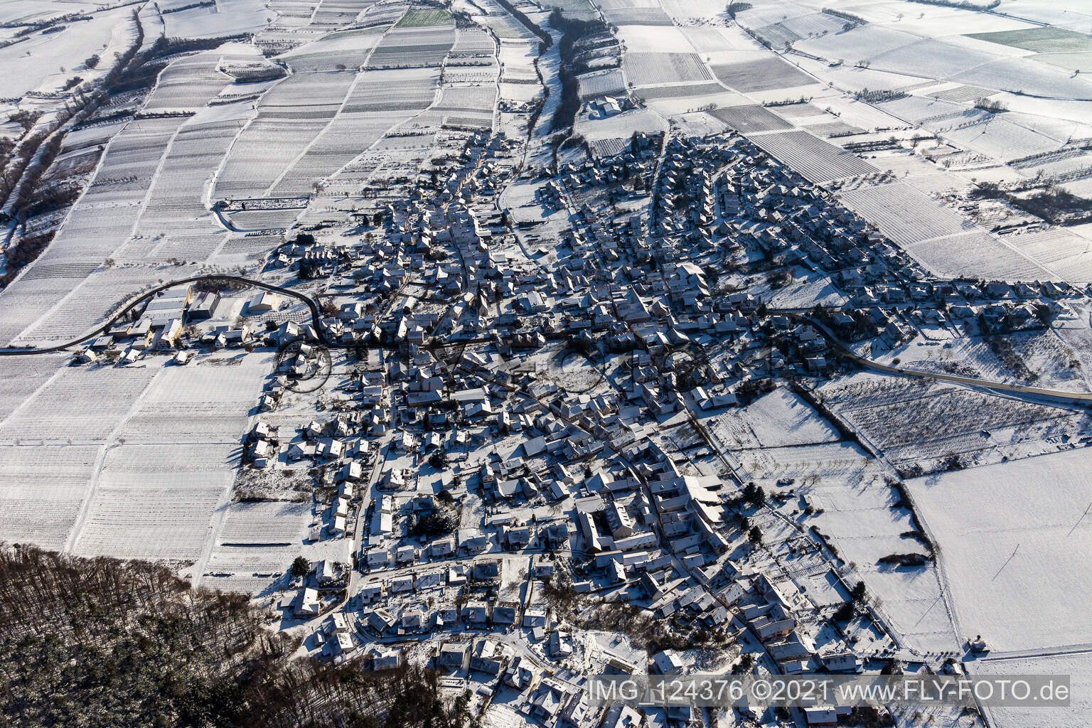 Winterluftbild im Schnee in Oberotterbach im Bundesland Rheinland-Pfalz, Deutschland