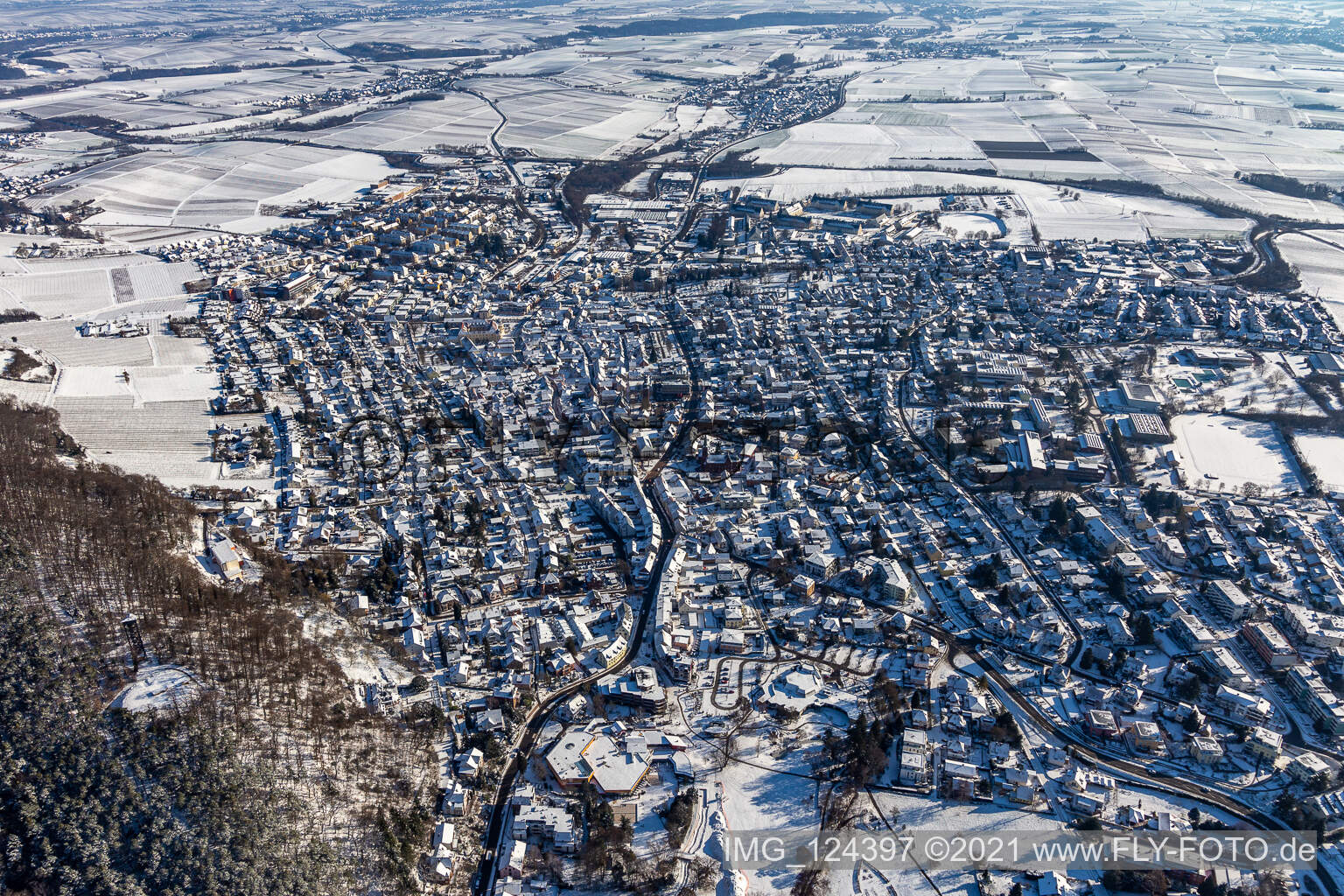 Winterluftbild im Schnee in Bad Bergzabern im Bundesland Rheinland-Pfalz, Deutschland
