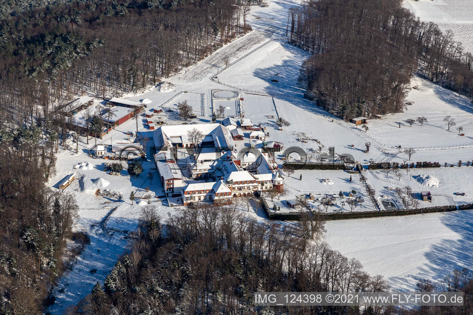Winterluftbild im Schnee vom Kloster Liebfrauenberg in Bad Bergzabern im Bundesland Rheinland-Pfalz, Deutschland