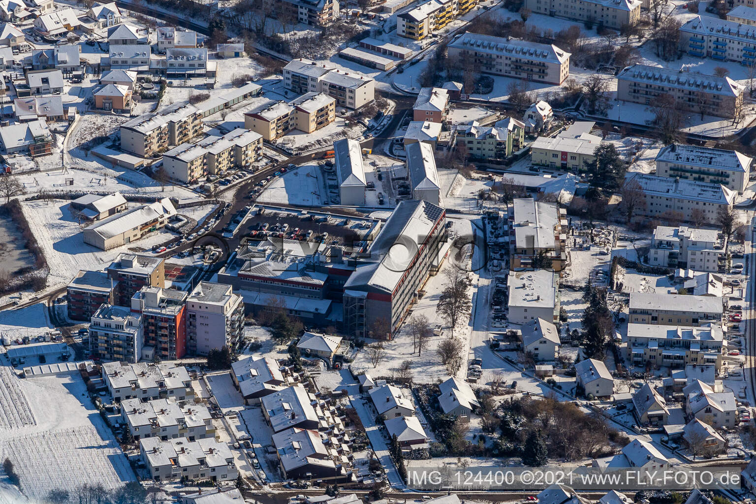 Winterluftbild im Schnee vom Krankenhaus Bad Bergzabern im Bundesland Rheinland-Pfalz, Deutschland