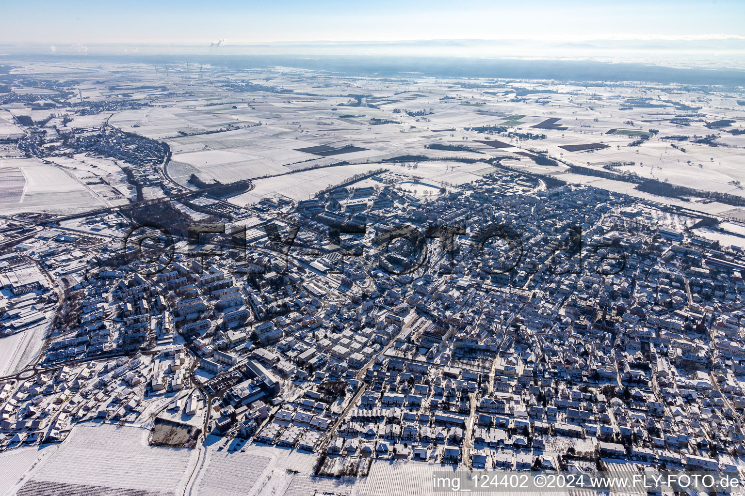 Luftaufnahme von Winterlich schneebedeckte Ortsansicht mit Straßen und Häusern der Wohngebiete in Bad Bergzabern im Bundesland Rheinland-Pfalz, Deutschland
