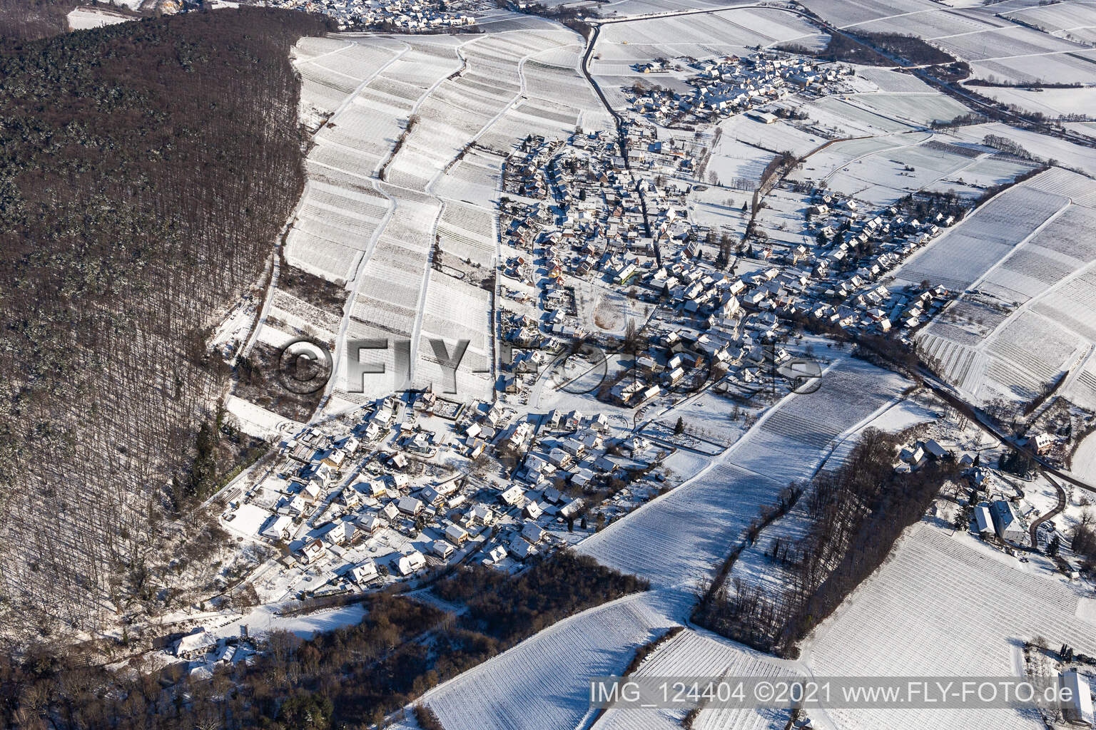 Winterluftbild im Schnee vom Pleisweiler in Pleisweiler-Oberhofen im Bundesland Rheinland-Pfalz, Deutschland