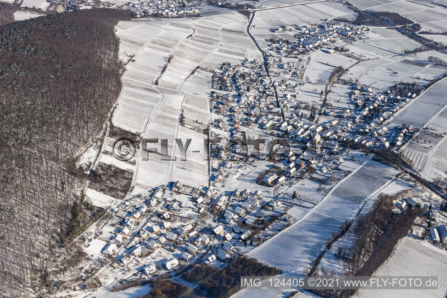 Winterluftbild im Schnee vom Pleisweiler in Pleisweiler-Oberhofen im Bundesland Rheinland-Pfalz, Deutschland