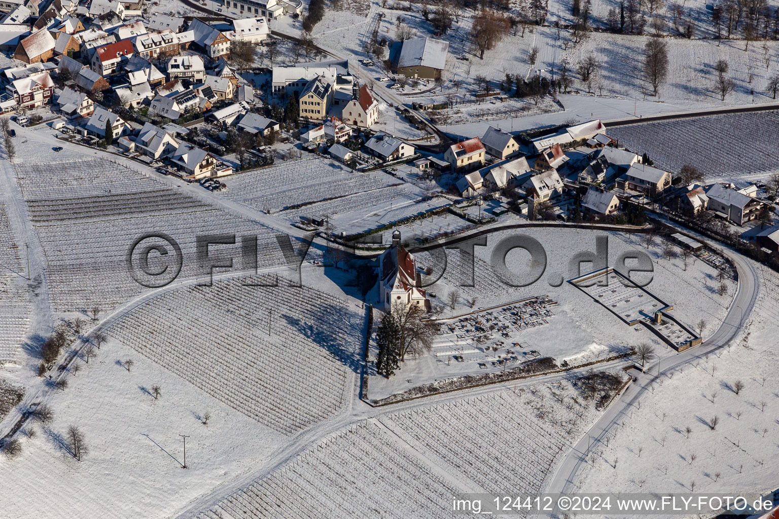 Winterluftbild im Schnee der St. Dionysius Kapelle im Ortsteil Gleiszellen in Gleiszellen-Gleishorbach im Bundesland Rheinland-Pfalz, Deutschland