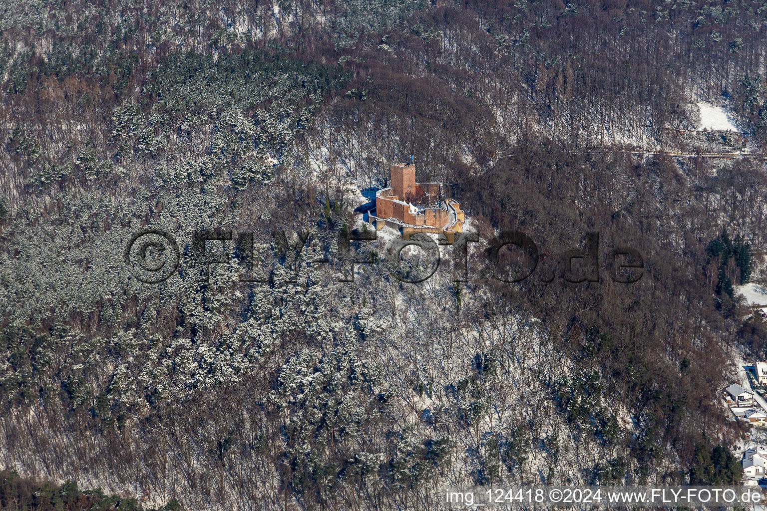 Winterlich schneebedeckte Ruine und Mauerreste der ehemaligen Burganlage Burg Landeck in Klingenmünster im Bundesland Rheinland-Pfalz, Deutschland