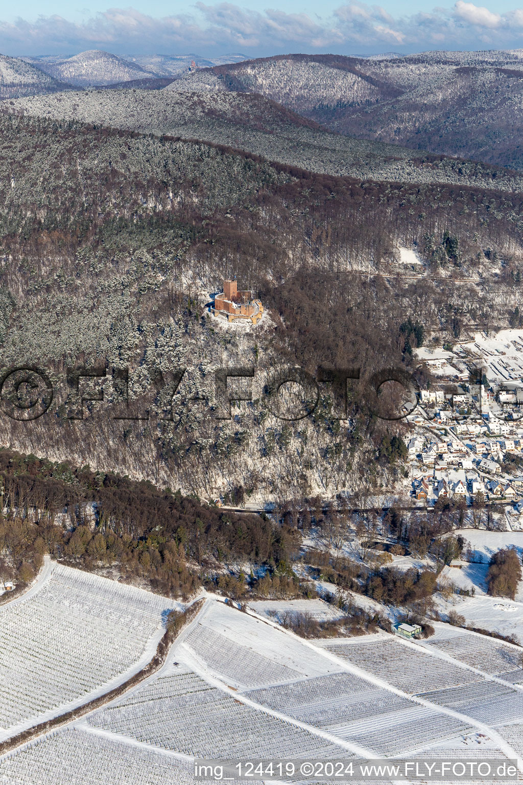 Winterluftbild im Schnee von Burg Landeck in Klingenmünster im Bundesland Rheinland-Pfalz, Deutschland