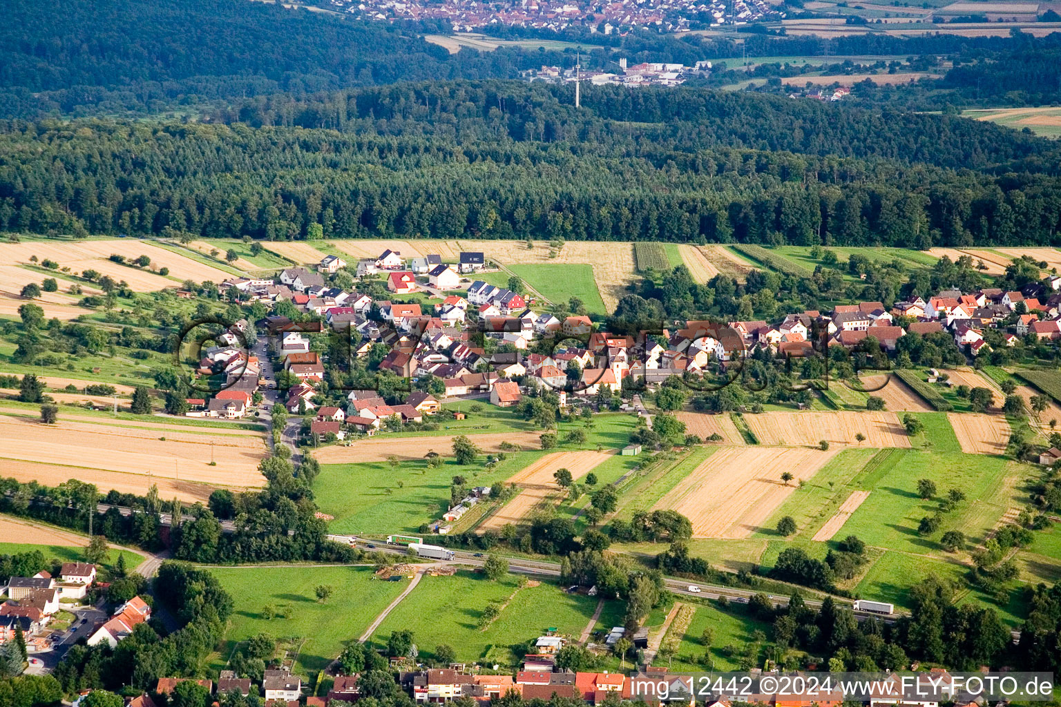 Obermutschelbach von Nordwesten im Ortsteil Untermutschelbach in Karlsbad im Bundesland Baden-Württemberg, Deutschland