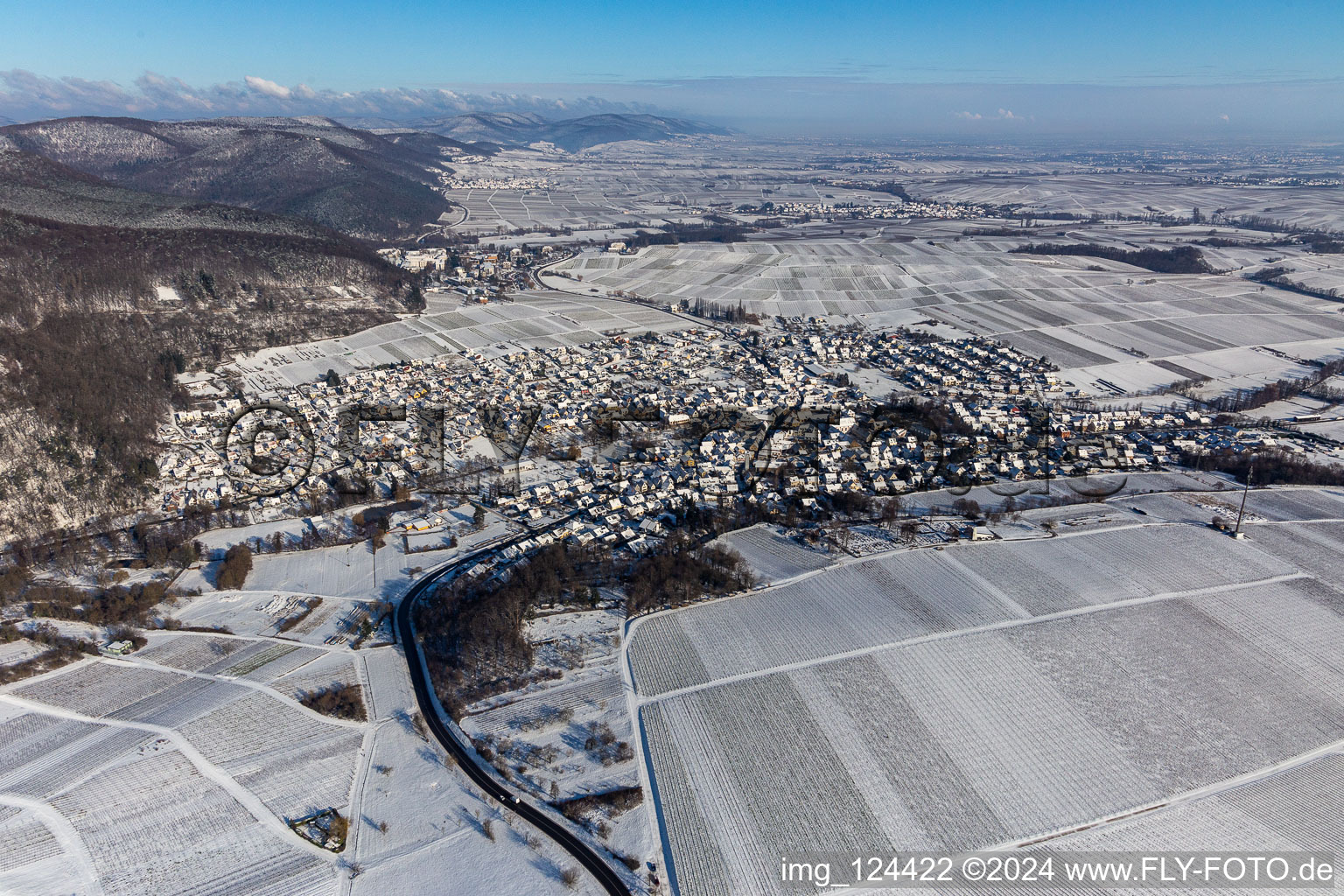 Winterluftbild im Schnee in Klingenmünster im Bundesland Rheinland-Pfalz, Deutschland