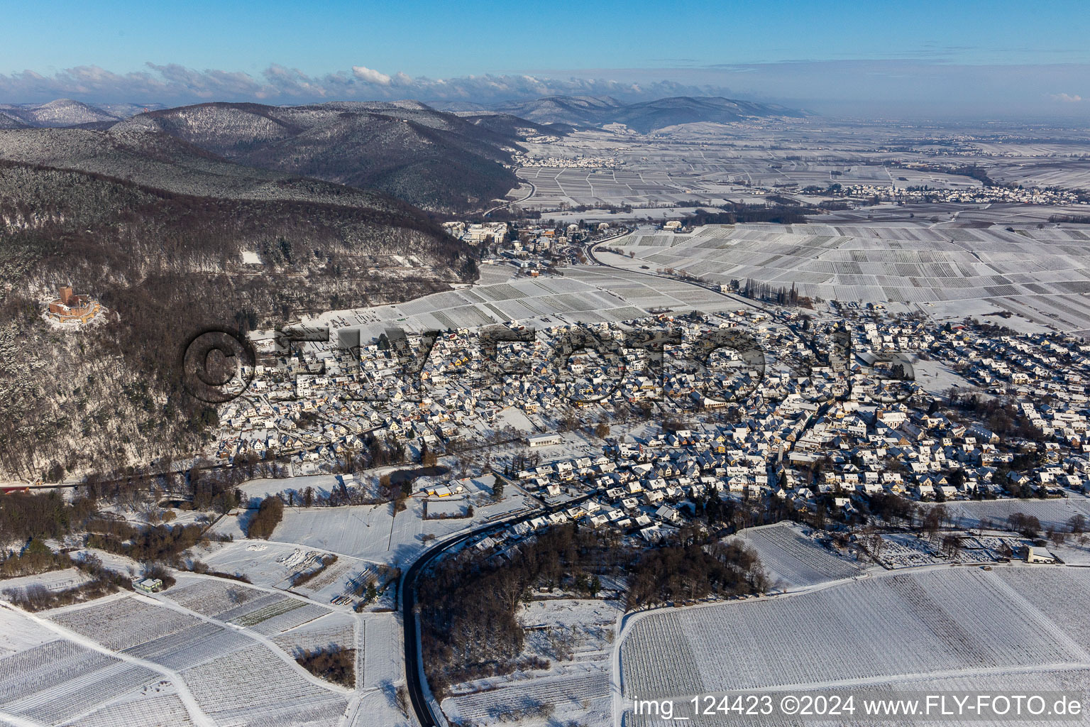 Luftbild von Winterlich schneebedeckte Stadtansicht des Innenstadtbereiches in Klingenmünster im Bundesland Rheinland-Pfalz, Deutschland