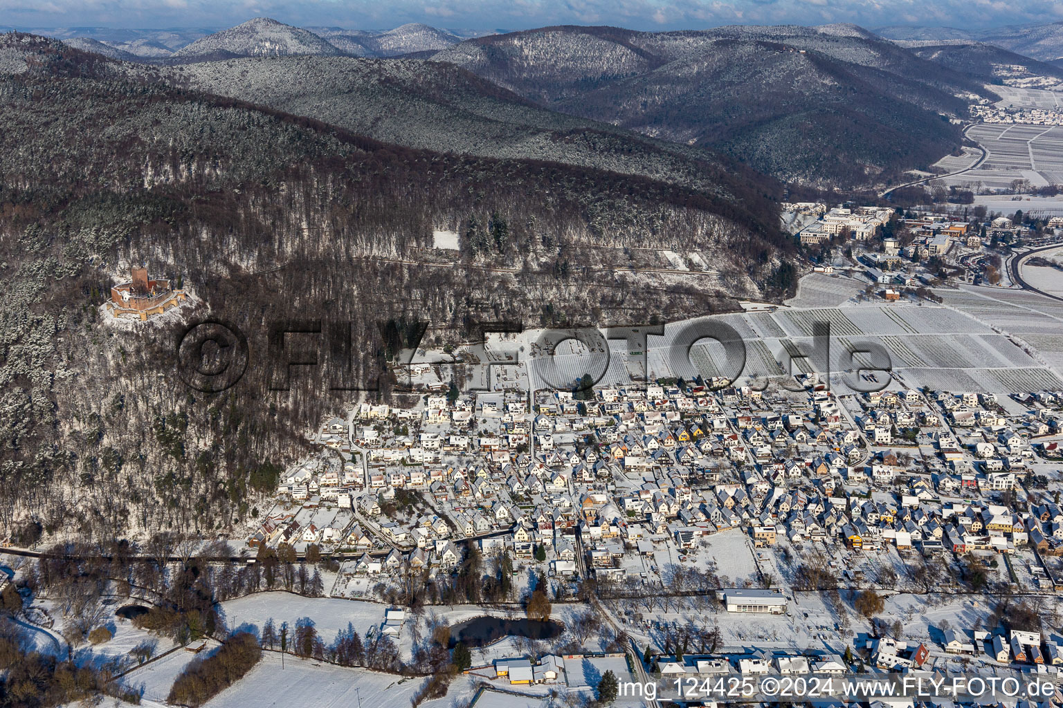 Winterluftbild im Schnee in Klingenmünster im Bundesland Rheinland-Pfalz, Deutschland