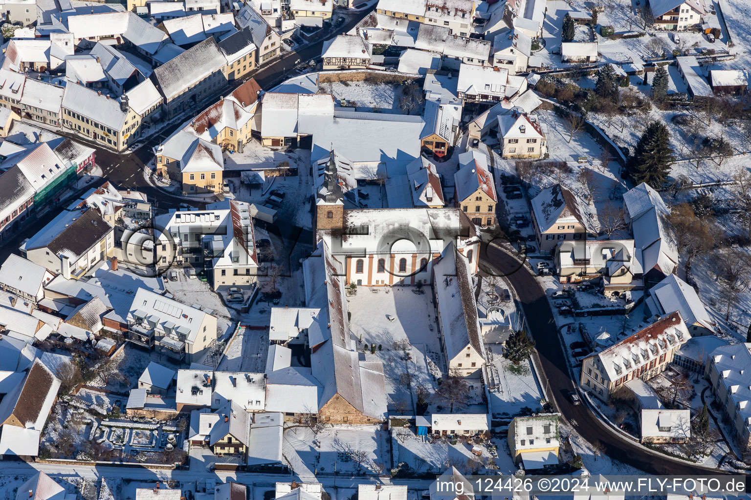 Winterluftbild im Schnee des Kloster Klingenmünster im Bundesland Rheinland-Pfalz, Deutschland