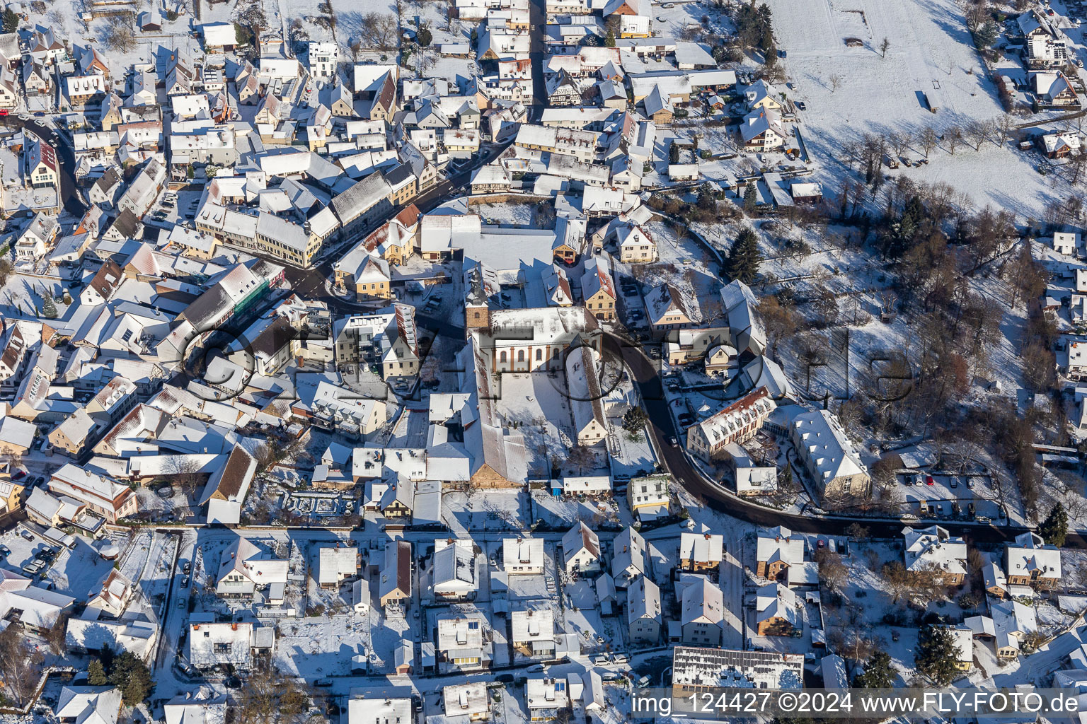 Winterluftbild im Schnee des Kloster Klingenmünster im Bundesland Rheinland-Pfalz, Deutschland