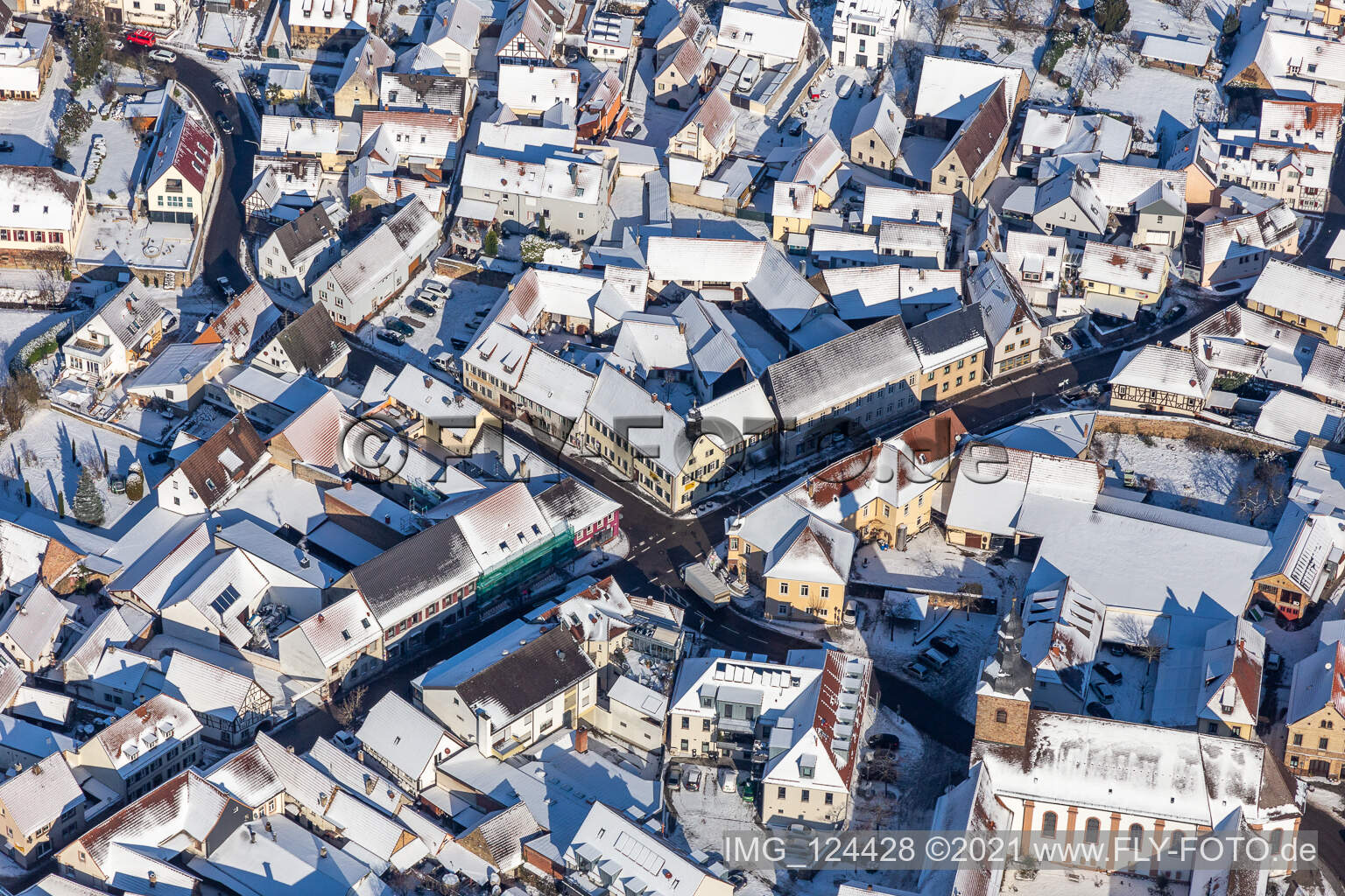 Winterluftbild im Schnee des Ortszentrum Klingenmünster im Bundesland Rheinland-Pfalz, Deutschland