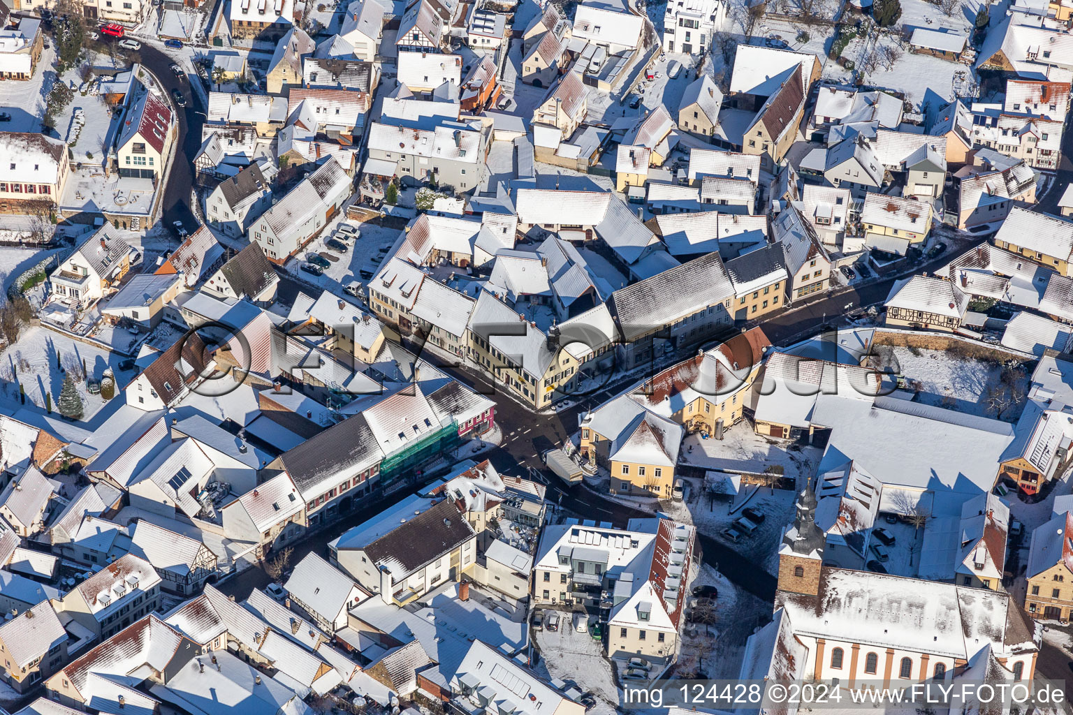 Winterluftbild im Schnee des Ortszentrum Klingenmünster im Bundesland Rheinland-Pfalz, Deutschland