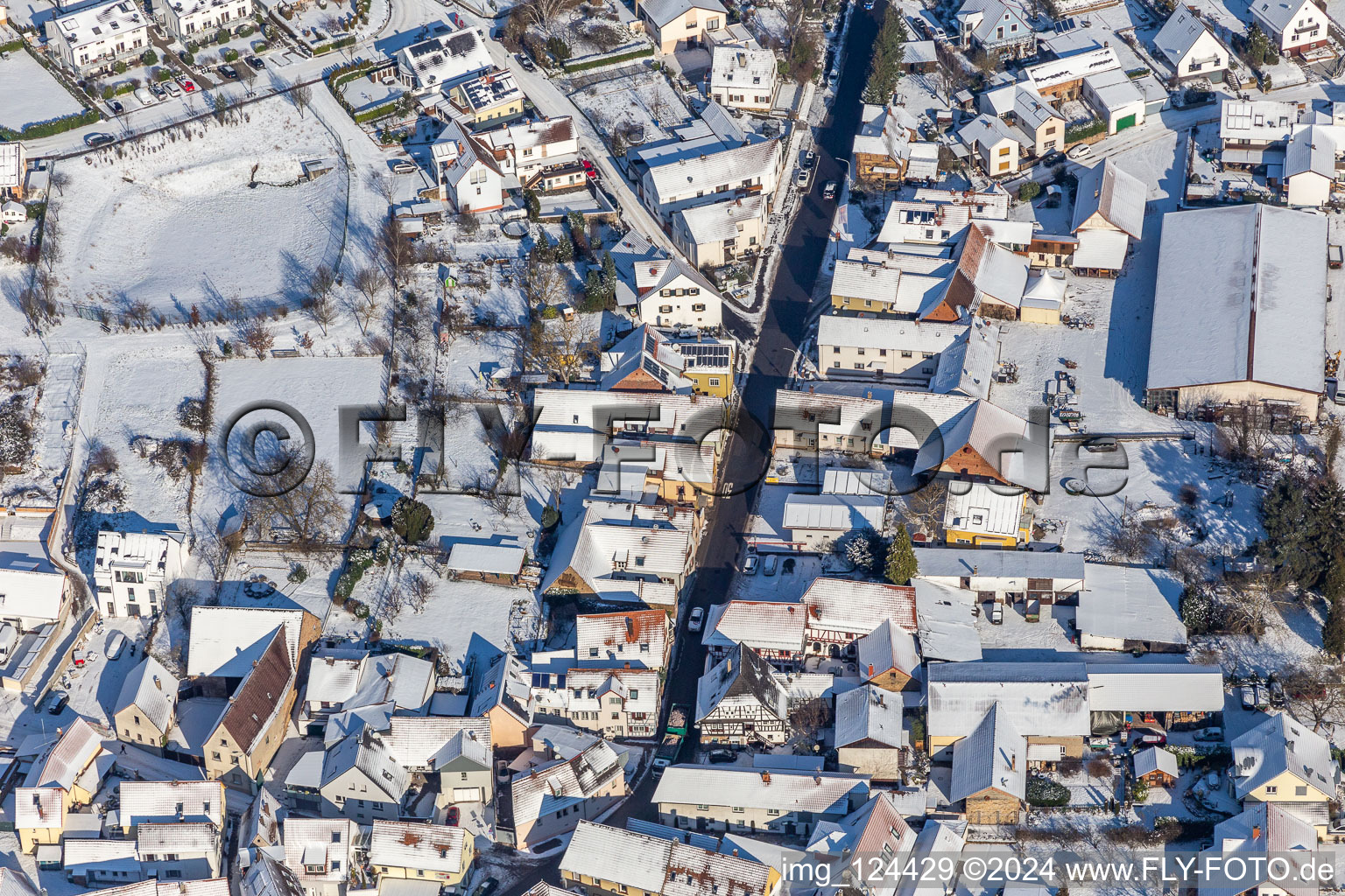 Winterluftbild im Schnee der Weinstraße Klingenmünster im Bundesland Rheinland-Pfalz, Deutschland