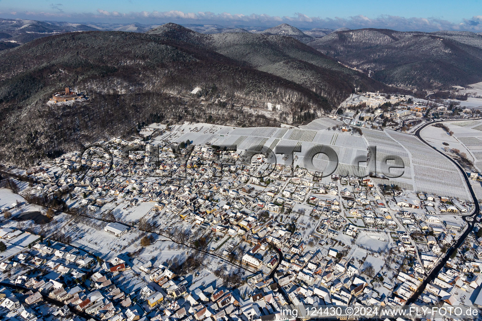 Winterluftbild im Schnee in Klingenmünster im Bundesland Rheinland-Pfalz, Deutschland