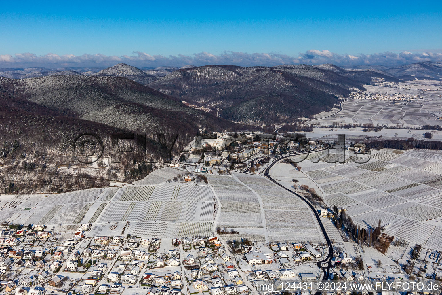 Winterluftbild im Schnee des Pfalzklinikum für Psychatrie in Klingenmünster im Bundesland Rheinland-Pfalz, Deutschland