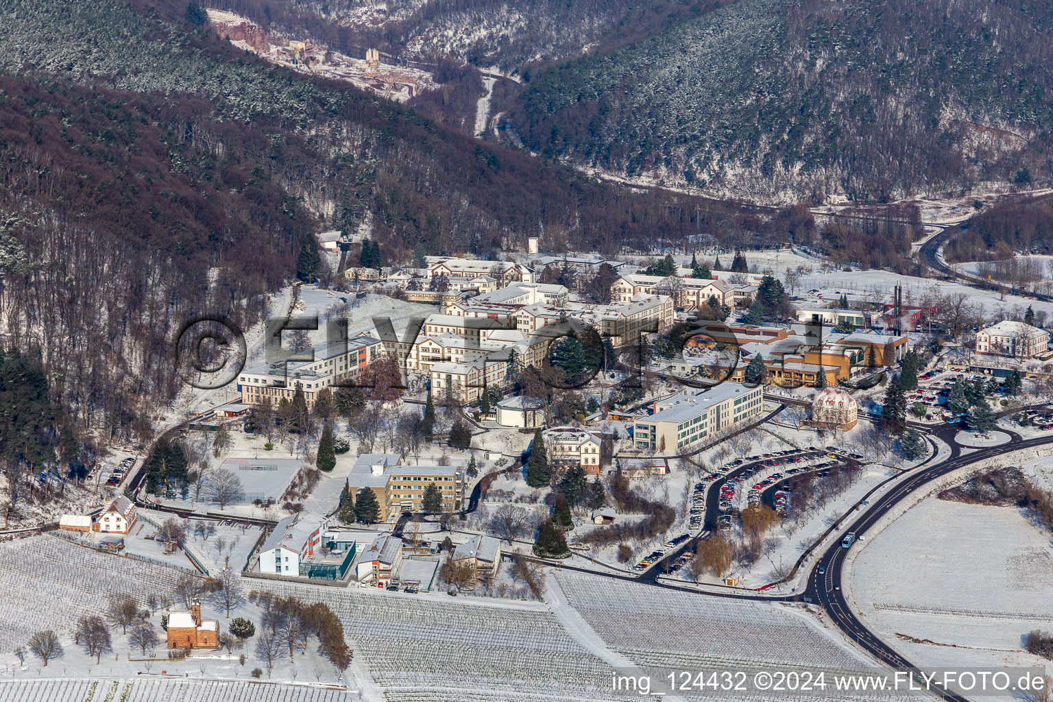 Winterluftbild im Schnee des Pfalzklinikum für Psychatrie in Klingenmünster im Bundesland Rheinland-Pfalz, Deutschland