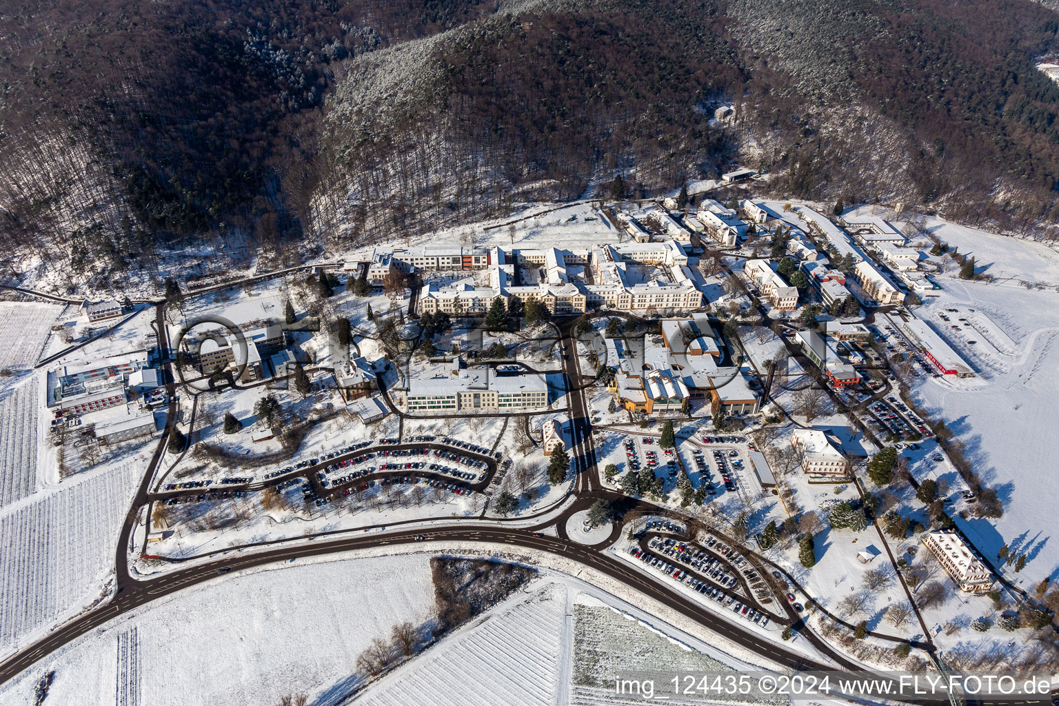 Winterluftbild im Schnee des Pfalzklinikum für Psychatrie in Klingenmünster im Bundesland Rheinland-Pfalz, Deutschland