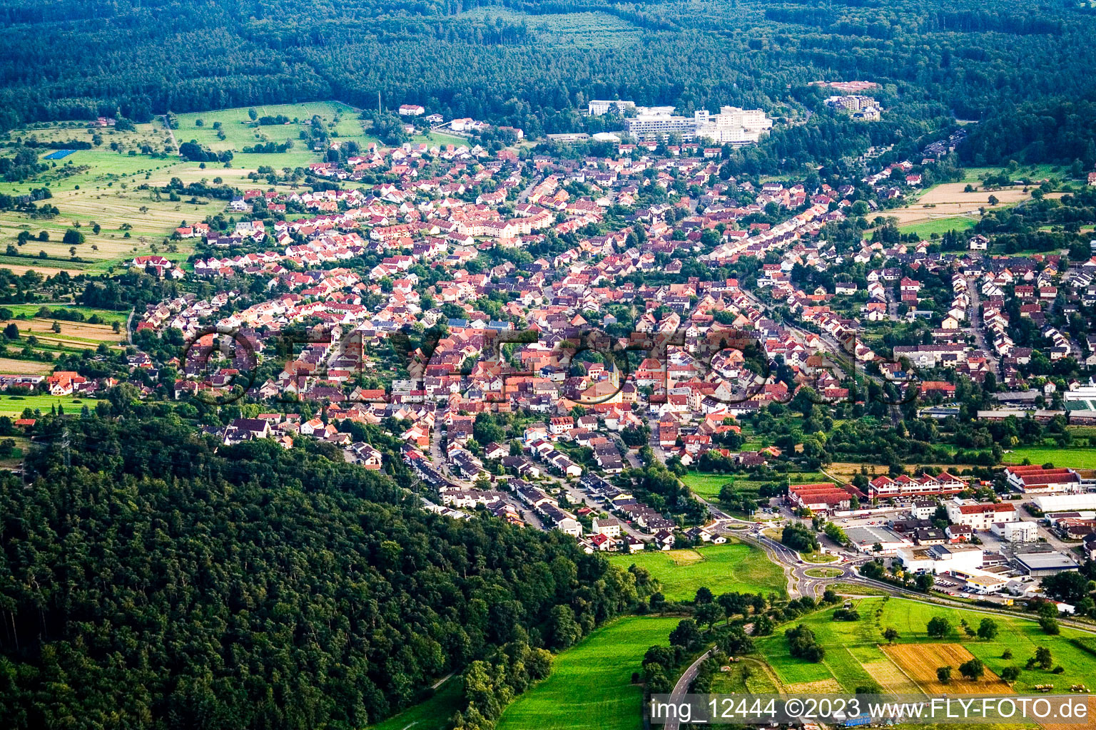Luftbild von Ortsteil Langensteinbach in Karlsbad im Bundesland Baden-Württemberg, Deutschland