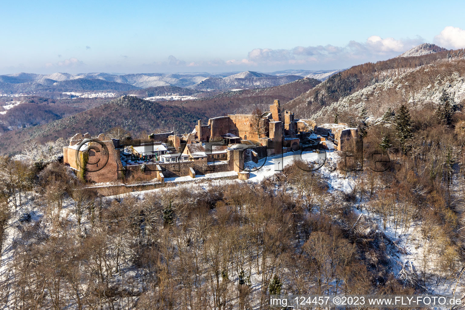 Luftbild von Winterlich schneebedeckte Ruine und Mauerreste der ehemaligen Burganlage Burgruine Madenburg in Eschbach im Bundesland Rheinland-Pfalz, Deutschland