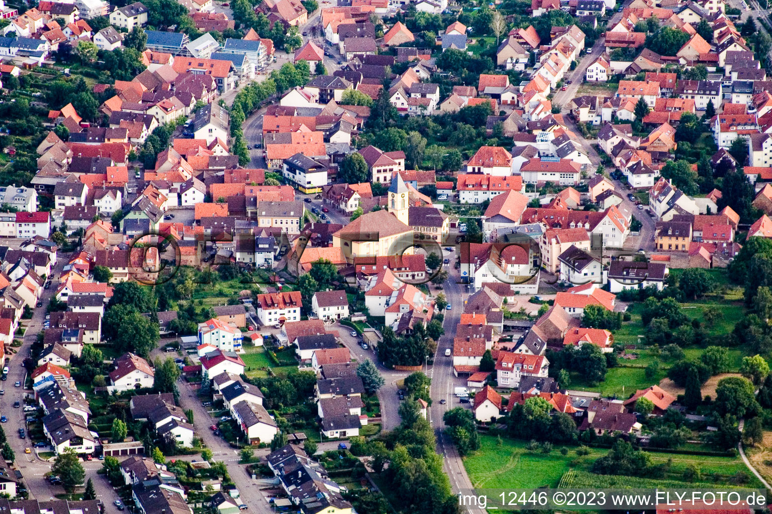 Luftaufnahme von Ortsteil Langensteinbach in Karlsbad im Bundesland Baden-Württemberg, Deutschland