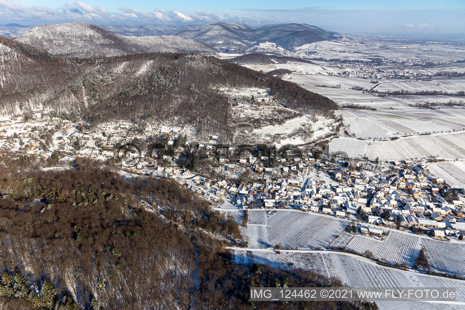 Winterluftbild im Schnee in Leinsweiler im Bundesland Rheinland-Pfalz, Deutschland