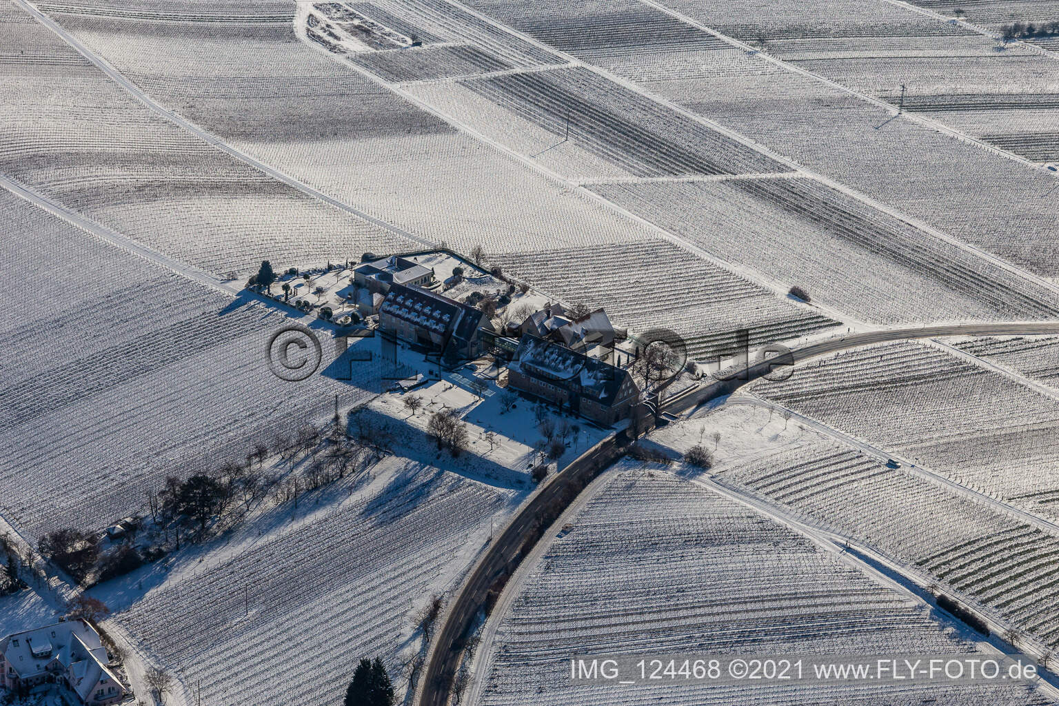 Luftaufnahme von Winterlich schneebedeckte Gebäudekomplex der Hotelanlage " Leinsweiler Hof " in Leinsweiler im Bundesland Rheinland-Pfalz, Deutschland