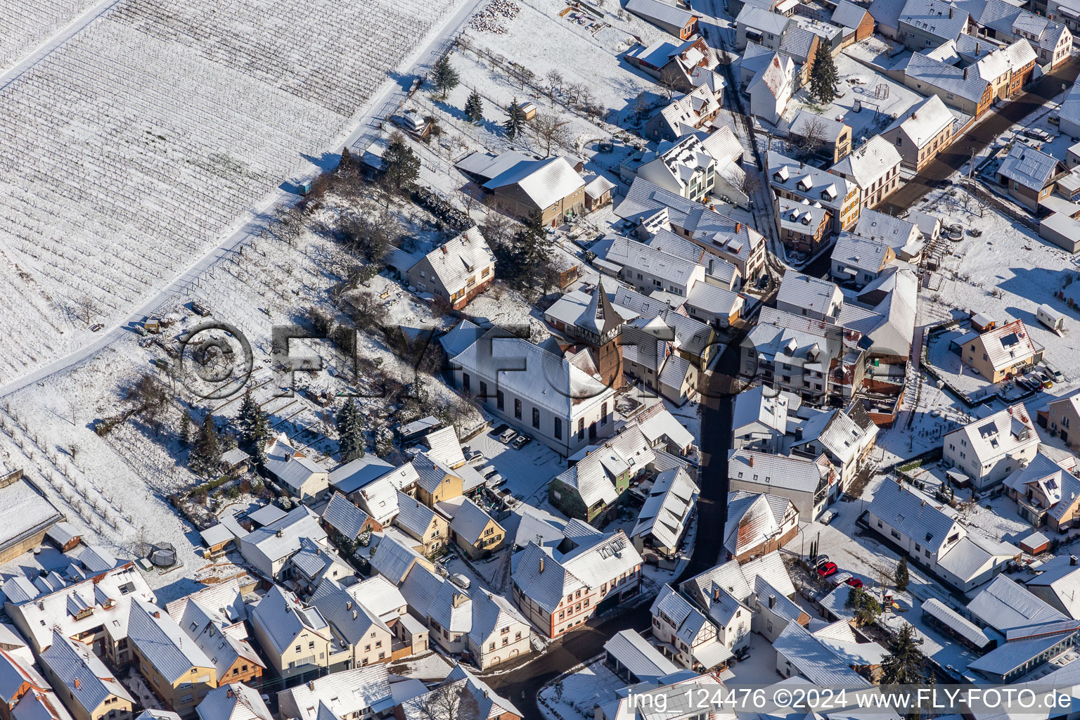 Winterluftbild im Schnee der kathol. Pfarr- und Wallfahrtskirche Ranschbach im Bundesland Rheinland-Pfalz, Deutschland