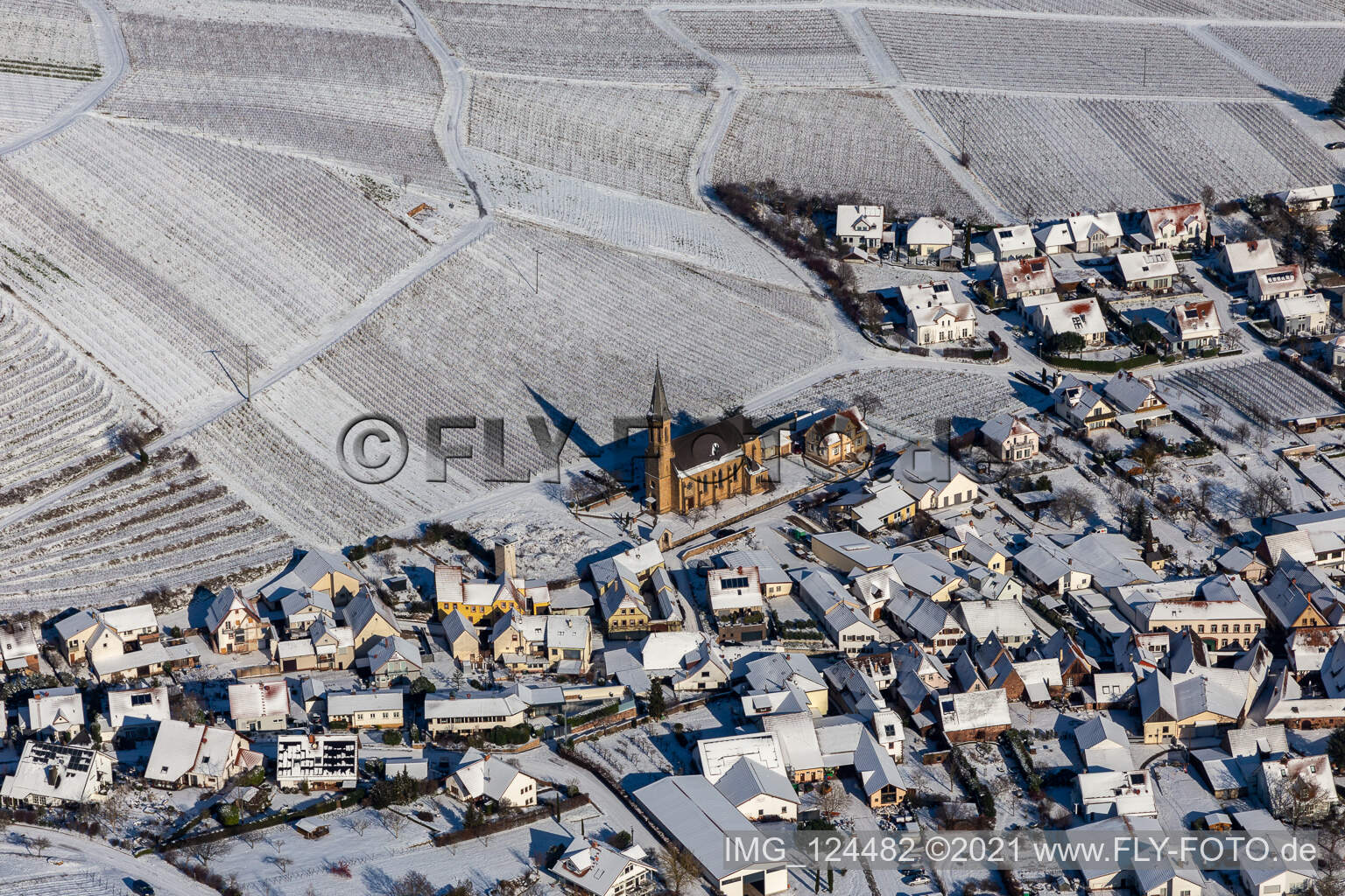 Luftbild von Winterlich schneebedeckte Weinberge umsäumen das Siedlungsgebiet des Dorfes in Birkweiler im Bundesland Rheinland-Pfalz, Deutschland