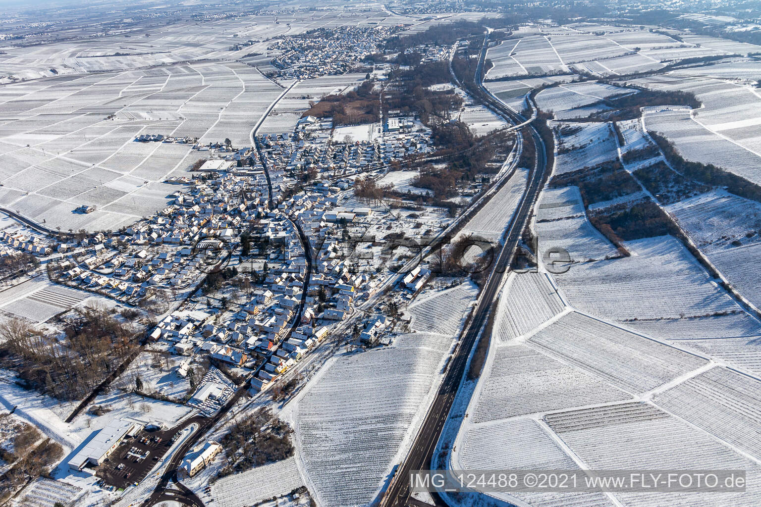 Winterluftbild im Schnee in Siebeldingen im Bundesland Rheinland-Pfalz, Deutschland